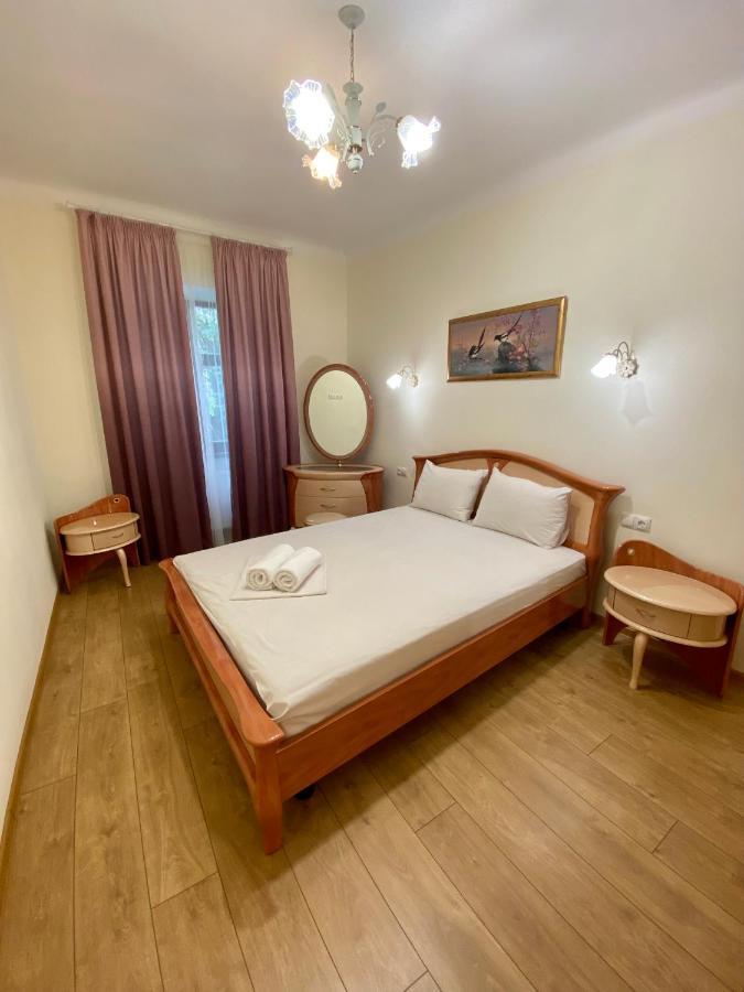 Yaroslav Osmomysl Square Apartments Lviv Exterior photo