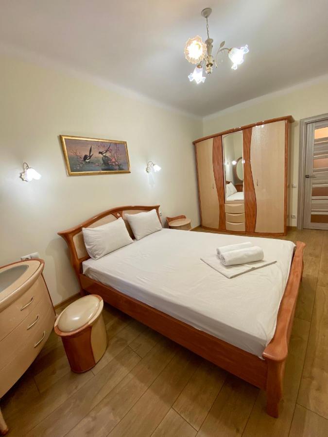 Yaroslav Osmomysl Square Apartments Lviv Exterior photo