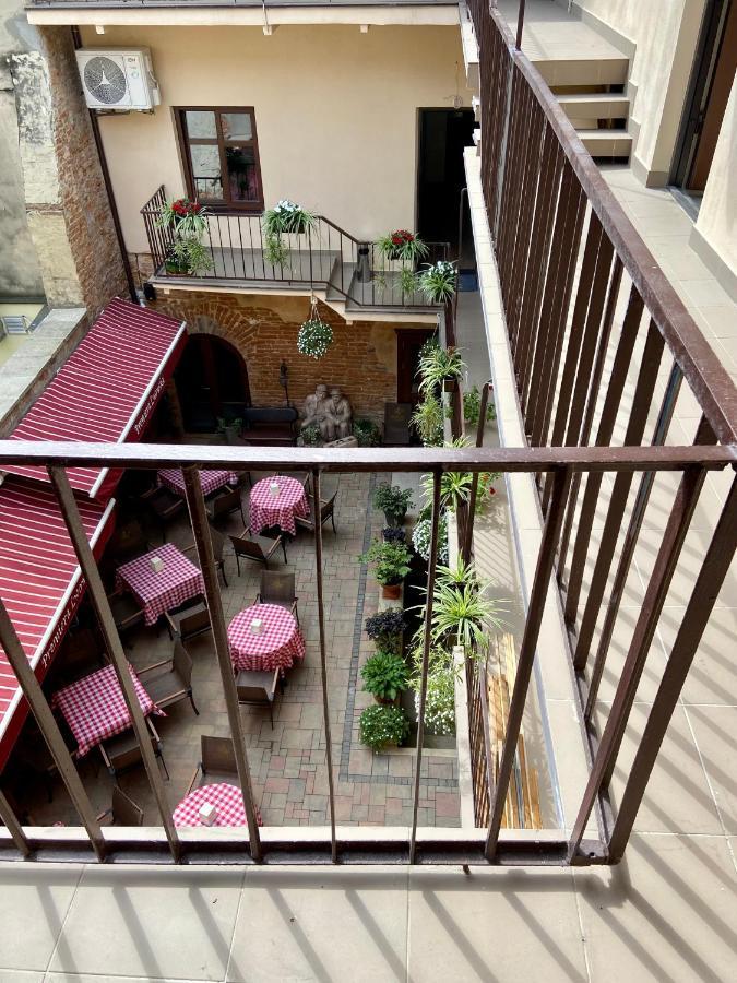 Yaroslav Osmomysl Square Apartments Lviv Exterior photo
